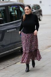 Kelly Brook Wears Summer Skirt and Tight Jumper 03/24/2021