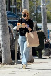 Laura Dern - Shopping in Los Angeles 03/06/2021