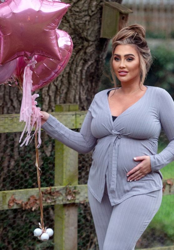 Lauren Goodger With a Bunch of Pink Balloons 03/23/2021