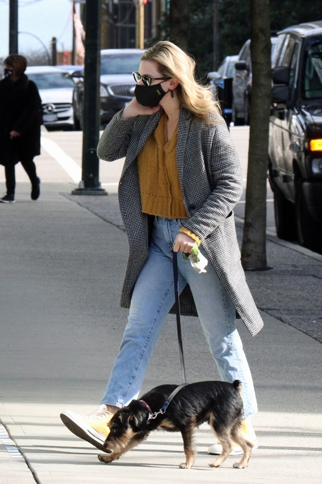 Lili Reinhart - Walking Her Dog in Vancouver 03/09/2021 • CelebMafia