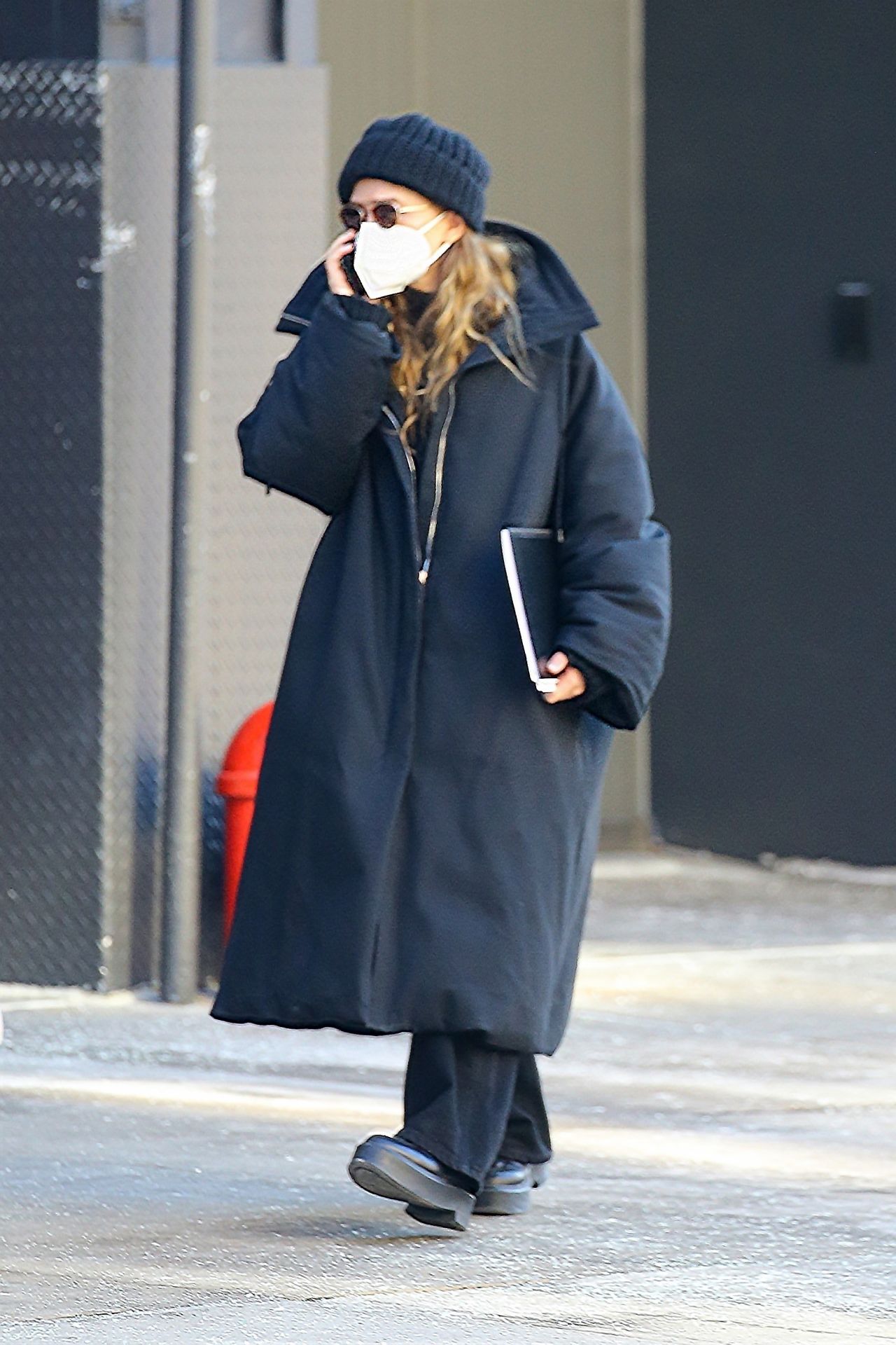 Mary Kate Olsen in an Oversized Jacket - New York 03/08/2021 • CelebMafia