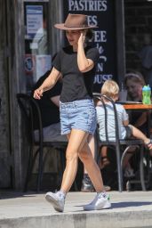 Natalie Portman -Out in Sydney 03/28/2021