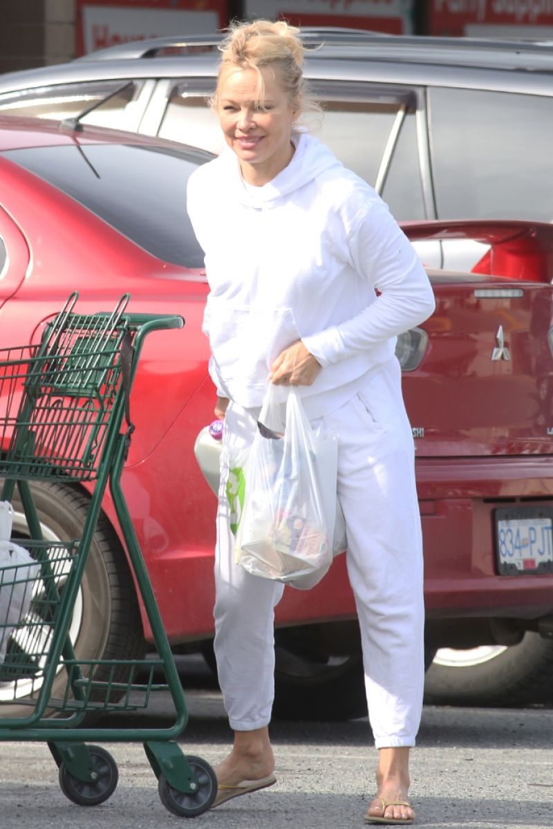 Pamela Anderson Grocery Shopping 03/19/2021.