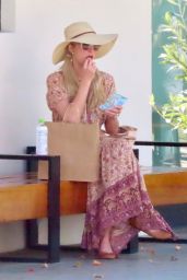 Paris Hilton - Shopping in Malibu 03/06/2021