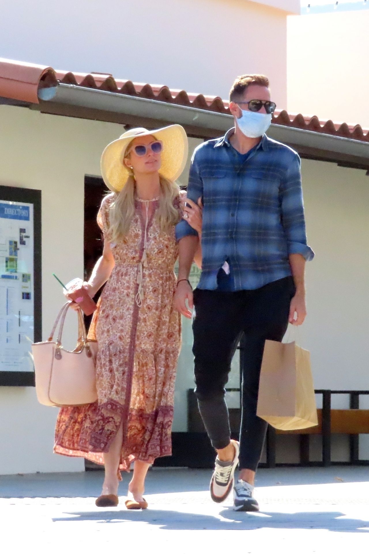 Paris Hilton - Shopping in Malibu 03/06/2021 • CelebMafia