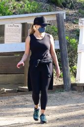 Reese Witherspoon - Hike in Brentwood 03/19/2021
