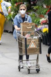 Sarah Michelle Gellar - Shopping at Whole Foods in LA 03/10/2021