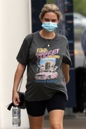 Tess Struber at Cairns Airport 03/02/2021