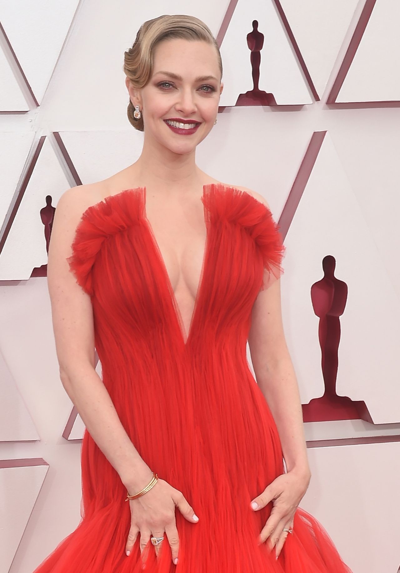 Amanda Seyfried Calls Being at 2021 Oscars The Twilight Zone