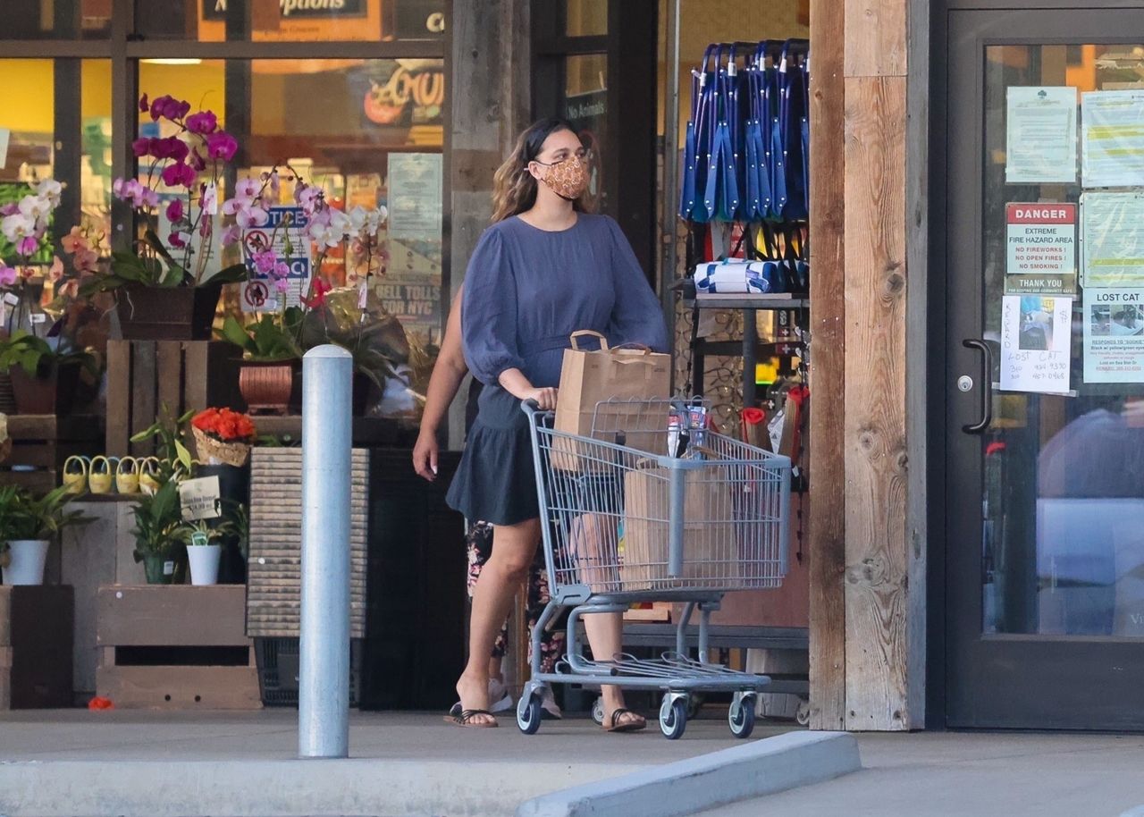 April Love Geary - Shopping at Vintage Grocers in Malibu 04/07/2021 ...