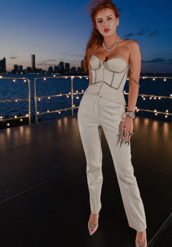 Bella Thorne Outfit 04/02/2021