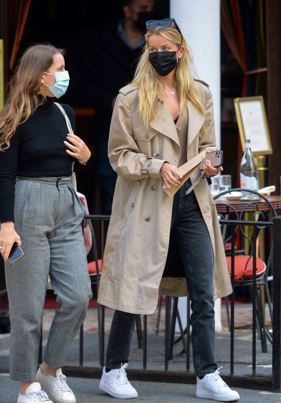 Frida Aasen - Having Lunch in NYC 04/27/2021