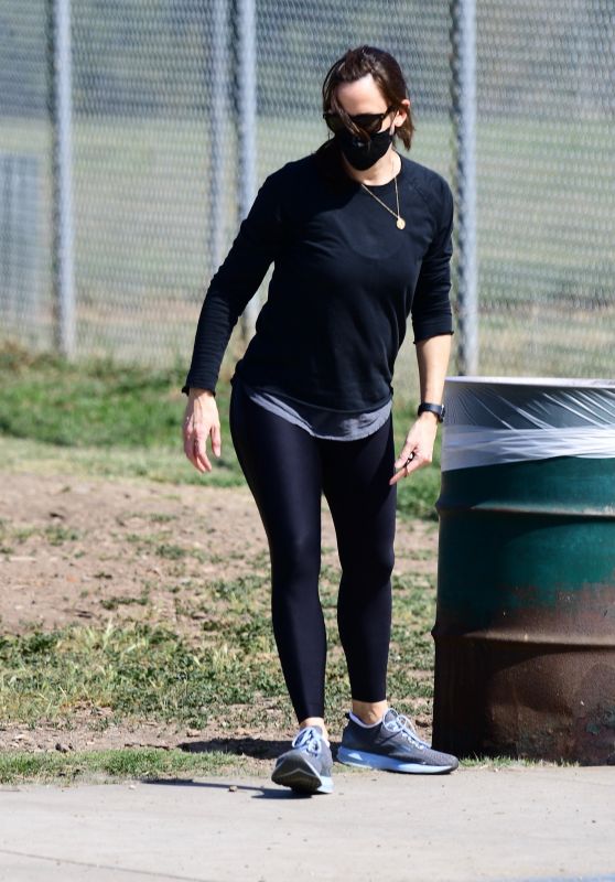 Jennifer Garner - Out in Brentwood 04/10/2021