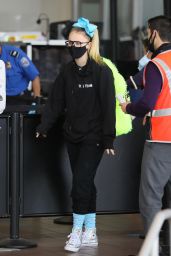 JoJo Siwa in Travel Outfit - Airport in Los Angeles 04/15/2021