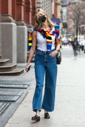 Karlie Kloss Street Style - Out in NYC 04/09/2021