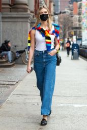 Karlie Kloss Street Style - Out in NYC 04/09/2021
