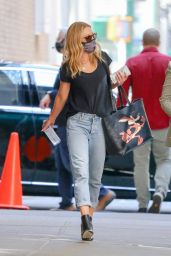Kelly Ripa in Loose Fitting Faded Jeans and Carrying a Calvin Klein Wile E. Coyote Bag 04/07/2021
