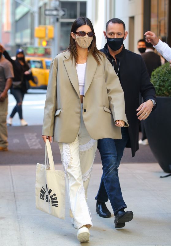 Kendall Jenner - Four Seasons Hotel in New York 04/26/2021 • CelebMafia