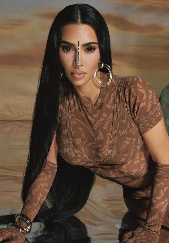 Kim Kardashian Outfit 04/18/2021