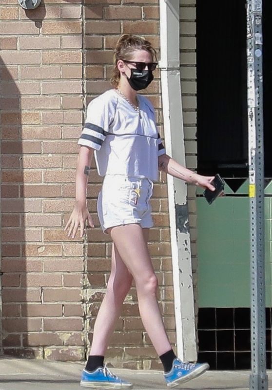 Kristen Stewart - Out in Los Angeles 04/10/2021