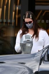Lana Del Rey - Shopping in Beverly Hills 04/01/2021
