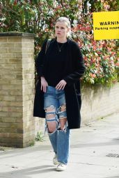 Lara Stone in Ripped Jeans - London 04/05/2021