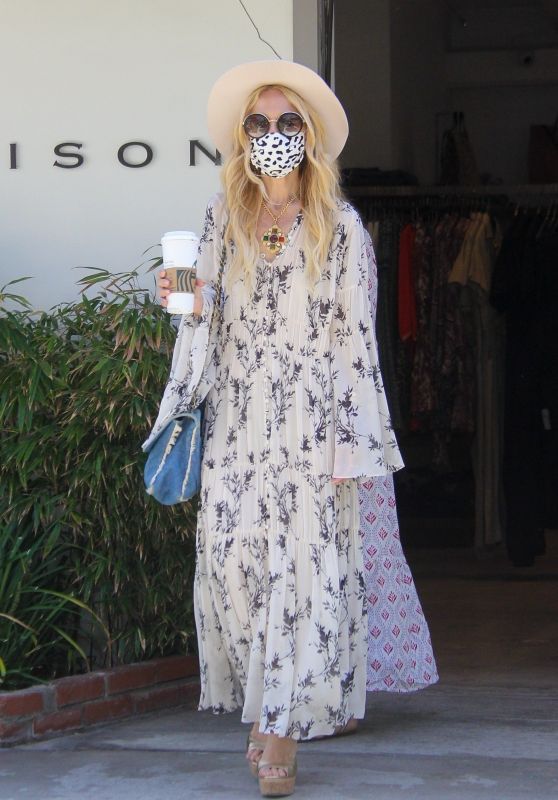 Rachel Zoe - Shopping at the Malibu Country Mart 04/10/2021