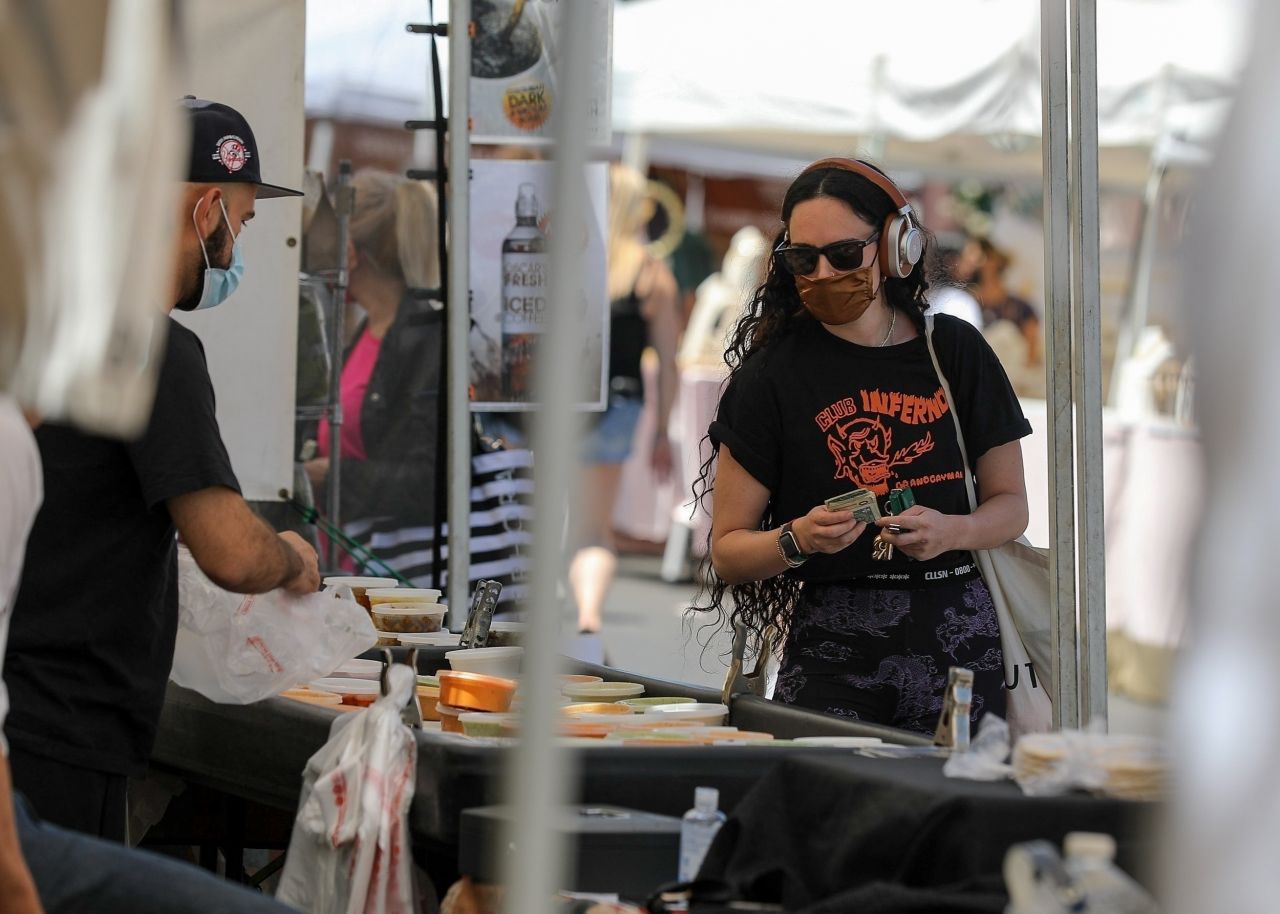 Rumer Willis - Shopping at the Farmers Market in West Hollywood 04/18