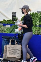 Sarah Michelle Gellar in a Pair of Yoga Pants and Classic Nike Air Max Sneakers - Farmers Market in Brentwood 04/18/2021