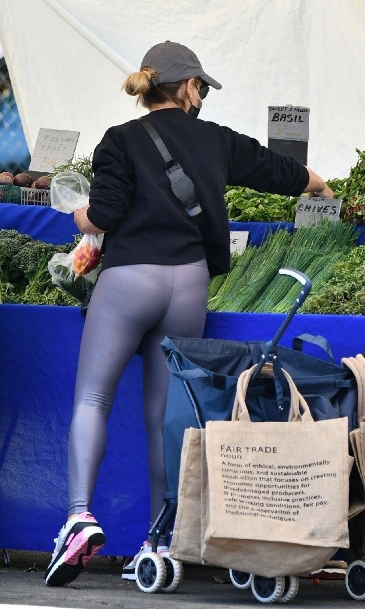Sarah Michelle Gellar in a Pair of Yoga Pants and Classic Nike Air Max Snea...