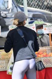 Sarah Michelle Gellar in a Pair of Yoga Pants and Classic Nike Air Max Sneakers - Farmers Market in Brentwood 04/18/2021