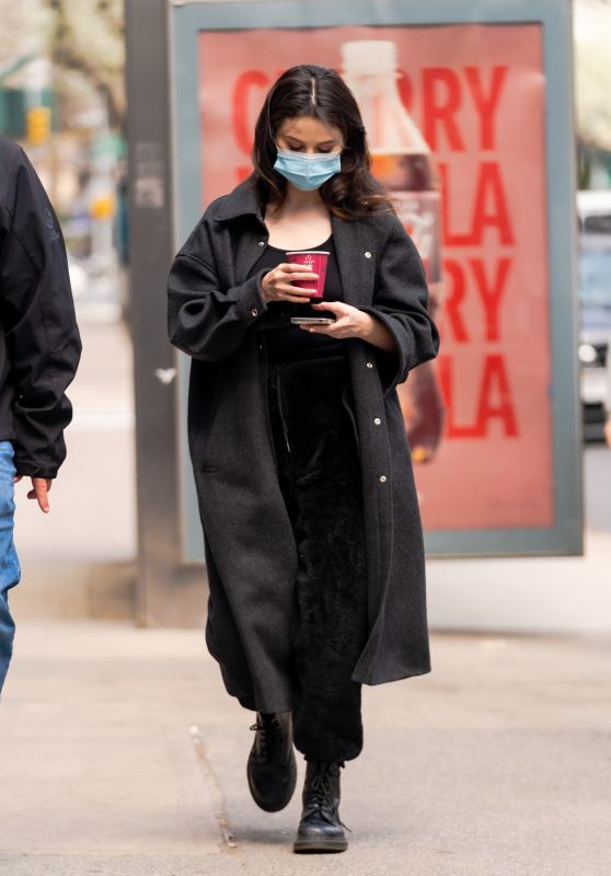 Selena Gomez - "Only Murders in The Building" Set in NYC 04/09/2021