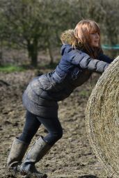 Summer Monteys-Fullam - Feeding Her Horses 04/05/2021 • CelebMafia