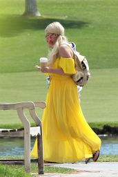 Tori Spelling - Vacations in Palm Springs 04/10/2021
