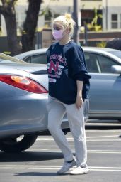 Ariel Winter in Comfy Outfit at a Local Market in Studio City 05/26/2021