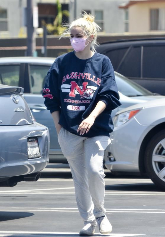 Ariel Winter in Comfy Outfit at a Local Market in Studio City 05/26/2021