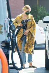 Ashlee Simpson – Getting Gas in Sherman Oaks 05/04/2021