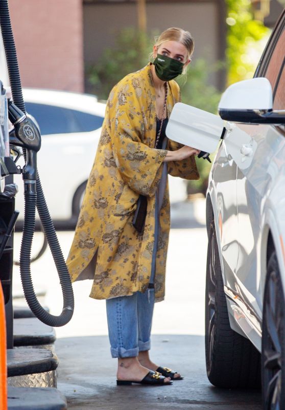 Ashlee Simpson – Getting Gas in Sherman Oaks 05/04/2021