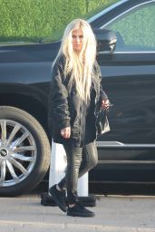 Avril Lavigne - Out in Malibu 05/03/2021