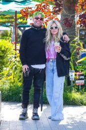 Avril Lavigne - Out in Malibu 05/11/2021