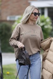 Billie Faiers at Her New Home in Essex 05/14/2021