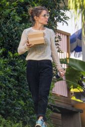 Elsa Pataky - Heads Out for Lunch in Byron Bay 05/25/2021