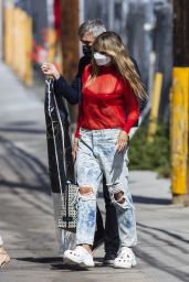 Heidi Klum in Ripped Jeans - Arrives to a Photoshoot in LA 05/12/2021