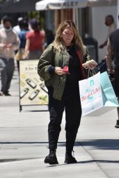 Hilary Duff - Cakes bakery in Studio City 05/21/2021