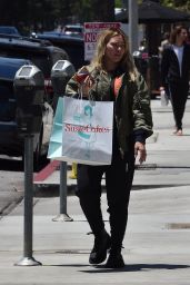 Hilary Duff - Cakes bakery in Studio City 05/21/2021