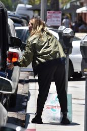 Hilary Duff - Cakes bakery in Studio City 05/21/2021