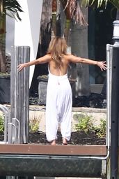 Jennifer Lopez Practices Her Stretches - Miami 05/25/2021