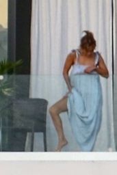 Jennifer Lopez - Watching the Sunset From the Balcony of her Miami Beach Waterfront Mansion 05/23/2021