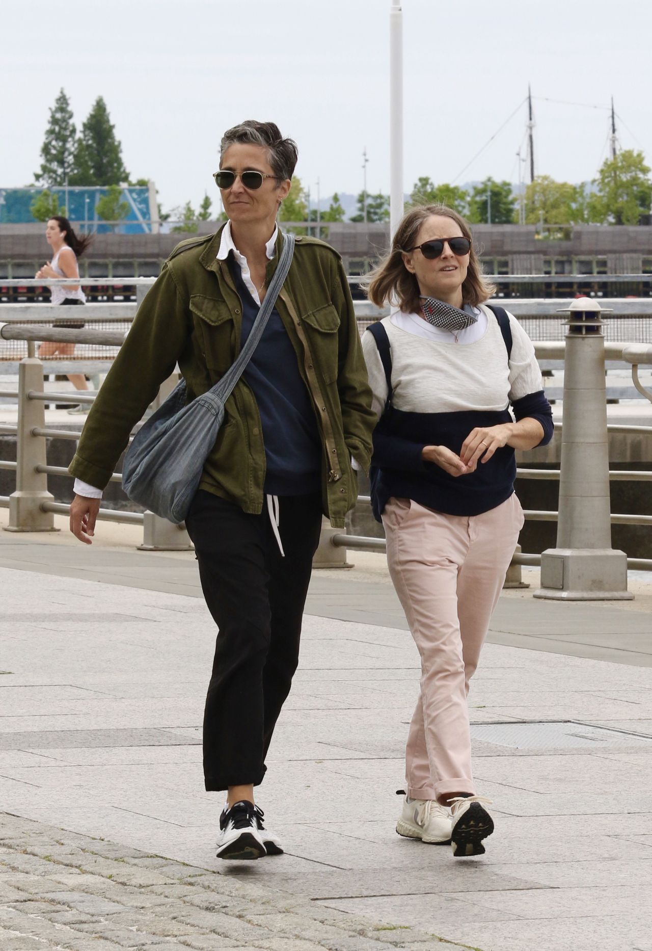 Jodie Foster With Her Wife Alexandra Hedison Hudson River Park 05 24 2021 1 