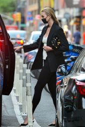 Karlie Kloss Looks Stylish - NY 05/21/2021